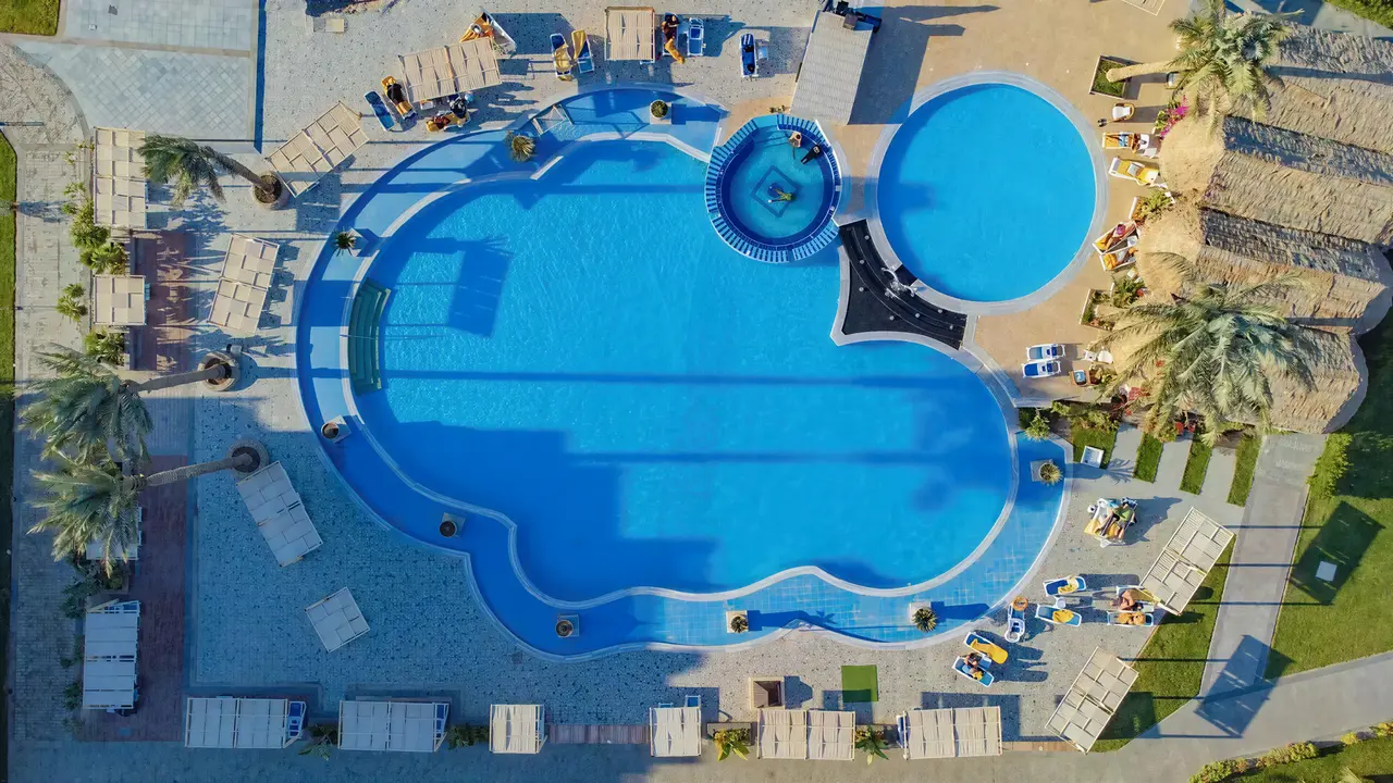 Widok z góry na baseny w Panorama Bungalows El Gouna