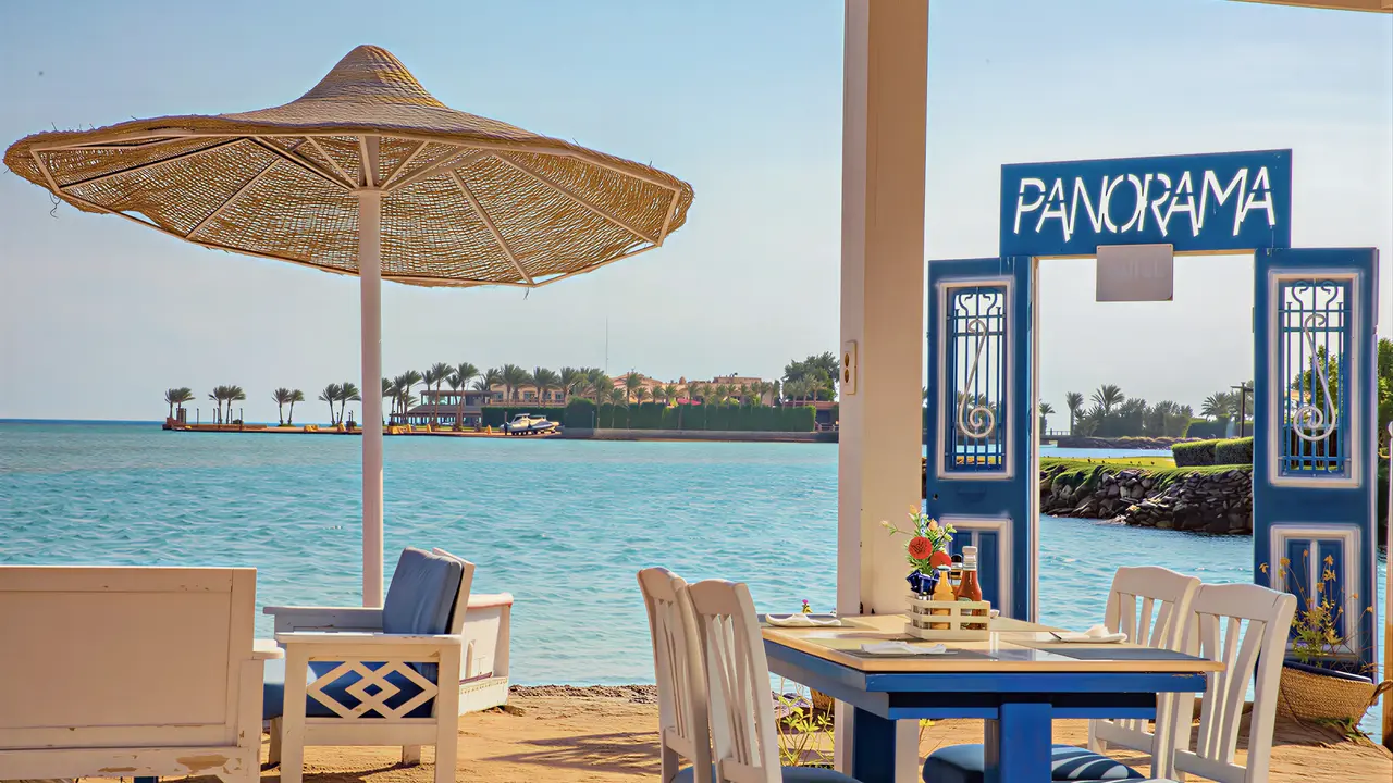 Taras nad brzegiem morza w Panorama Bungalows El Gouna