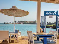 Taras nad brzegiem morza w Panorama Bungalows El Gouna