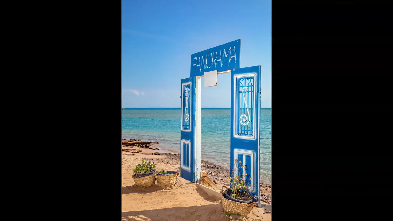 Niebieska dekoracyjna brama na plaży Panorama Bungalows El Gouna