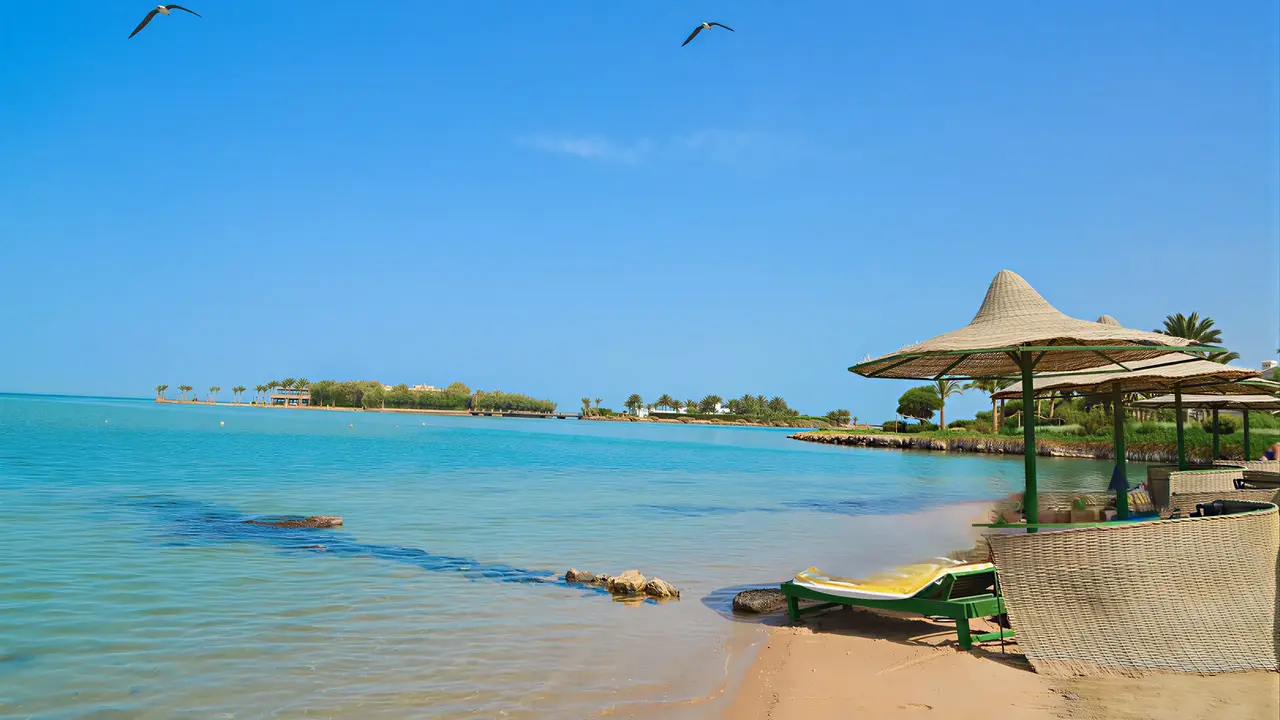 Plaża i parasole w Panorama Bungalows El Gouna