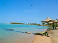 Plaża i parasole w Panorama Bungalows El Gouna