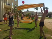 Goście Panorama Bungalows El Gouna biorą udział w animacjach