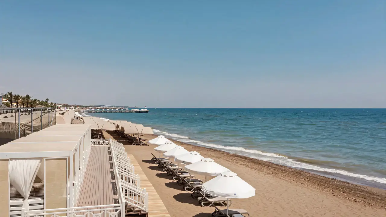 Plaża z leżakami i parasolami w Papillon Belvil