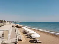 Plaża z leżakami i parasolami w Papillon Belvil