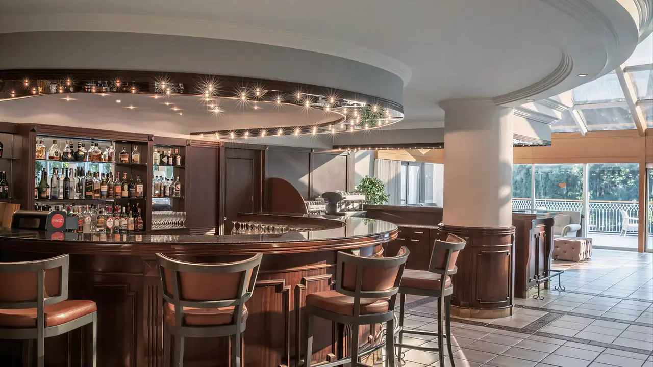 Elegancki bar z hokerami w Papillon Belvil