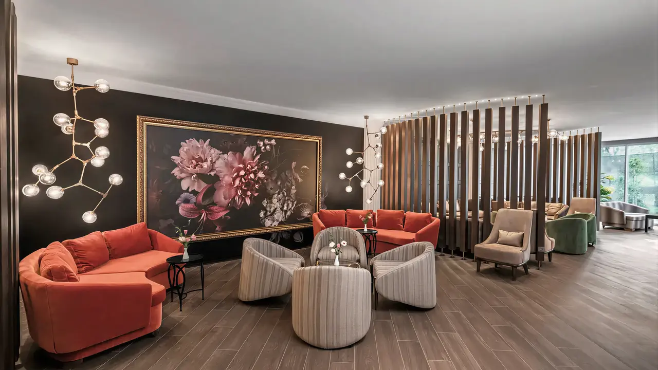 Elegancki lobby z sofami w Papillon Belvil