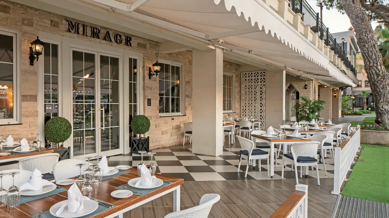 Restauracja w Papillon Belvil z białymi stolikami