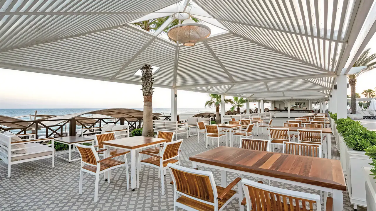 Taras restauracyjny nad morzem w Papillon Belvil
