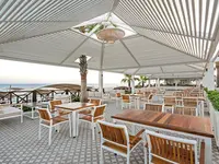 Taras restauracyjny nad morzem w Papillon Belvil