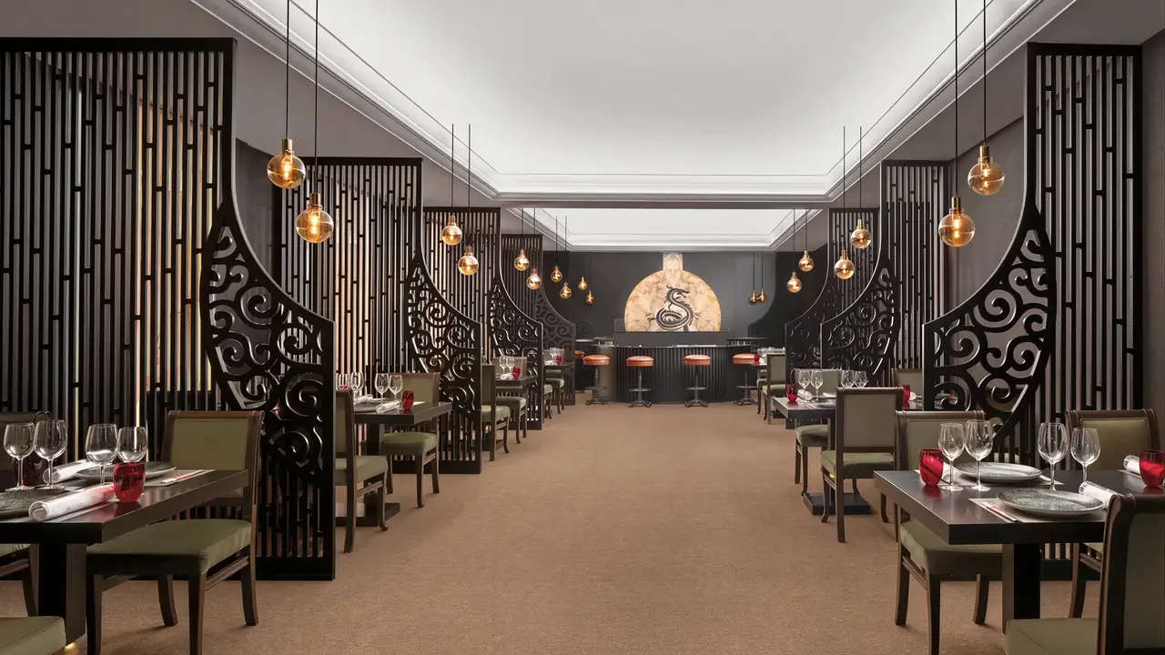 Elegancka restauracja w Papillon Belvil z zastawionymi stołami