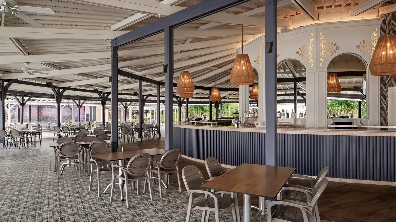 Bar i stoliki w hotelu Papillon Belvil