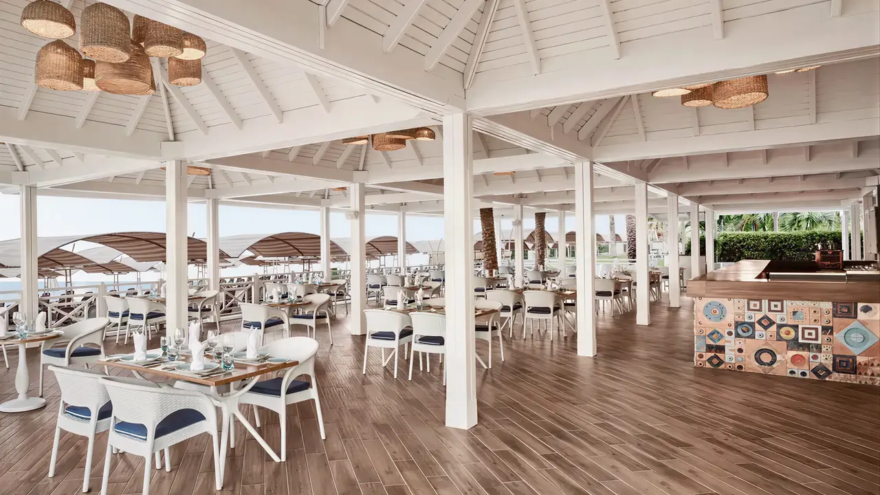 Restauracja w Papillon Belvil z białymi stolikami