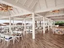 Restauracja w Papillon Belvil z białymi stolikami