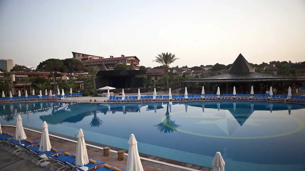 Basen z leżakami w hotelu Papillon Belvil