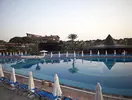 Basen z leżakami w hotelu Papillon Belvil