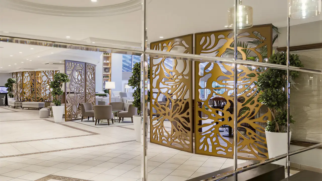 Wnętrze eleganckiego lobby w Papillon Belvil