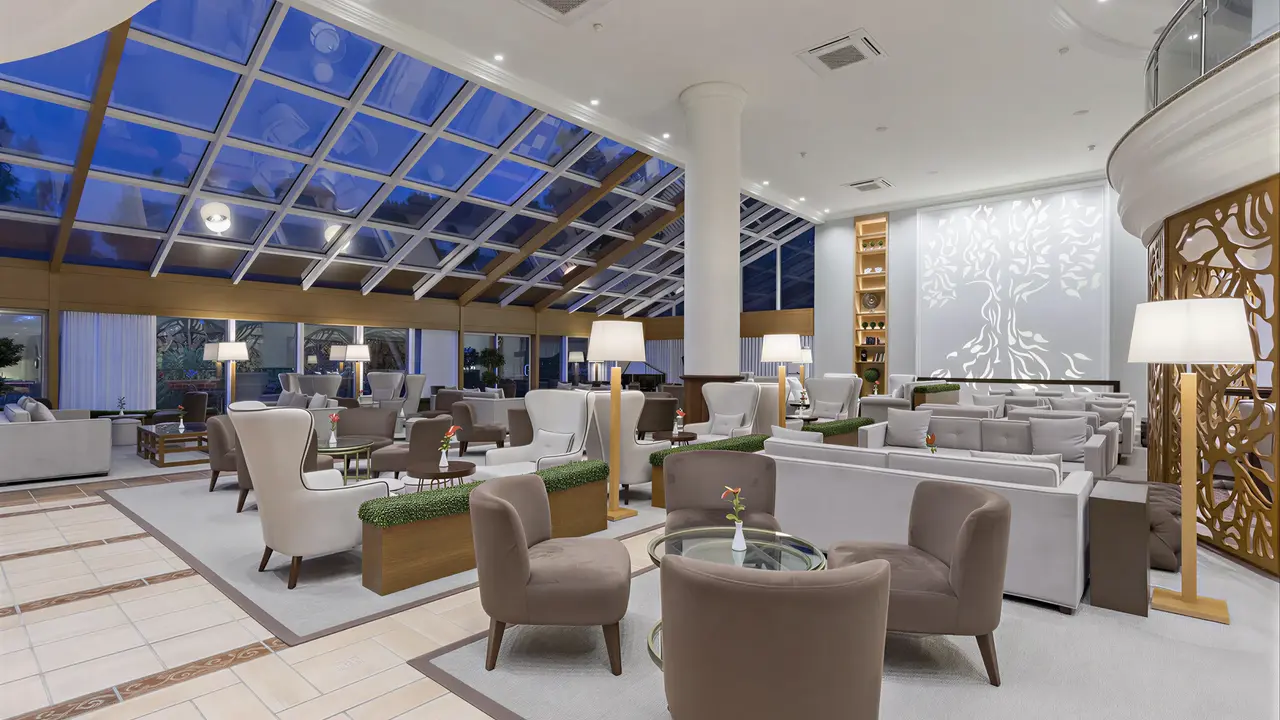 Elegancki lobby z wygodnymi fotelami w Papillon Belvil