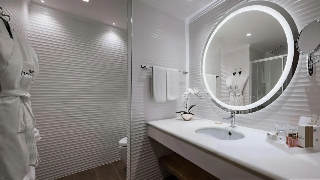 Nowoczesna łazienka w hotelu Papillon Belvil