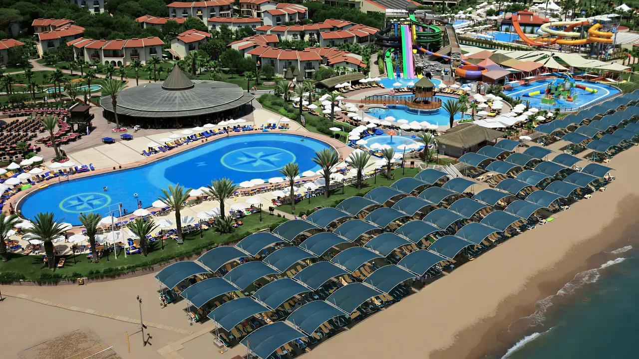 Widok na kompleks Papillon Belvil z basenami i plażą
