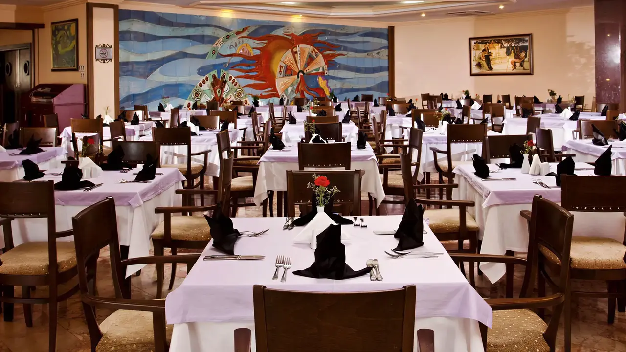 Restauracja w Papillon Belvil z nakrytymi stołami