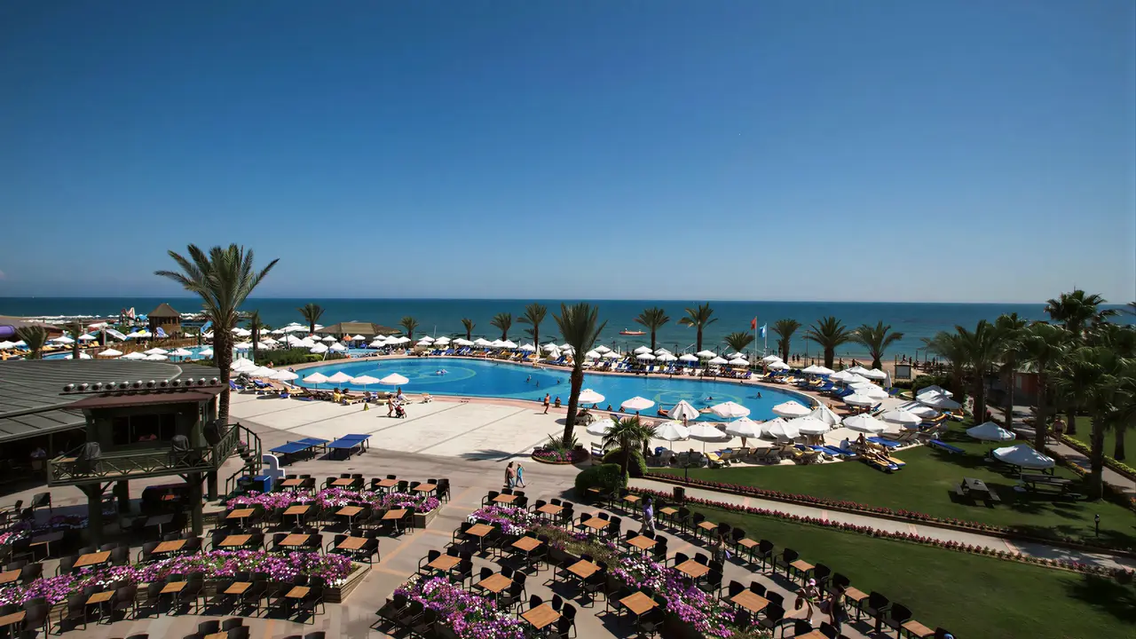 Widok na kompleks Papillon Belvil z basenem i plażą