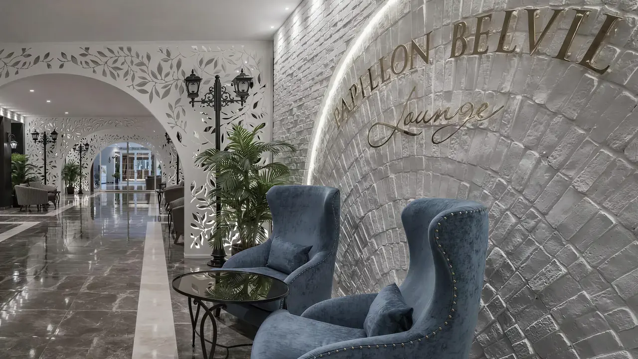 Elegancki lounge w Papillon Belvil z niebieskimi fotelami