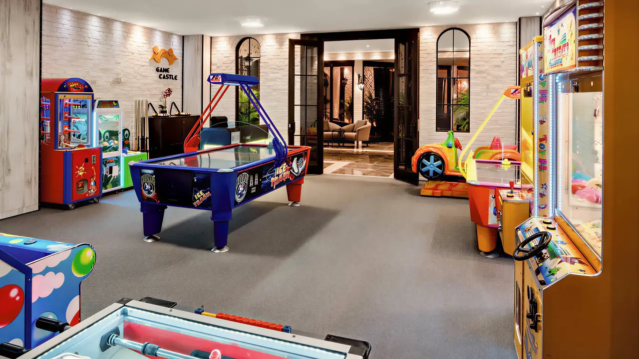 Sala gier w Papillon Belvil z automatami i bilardem