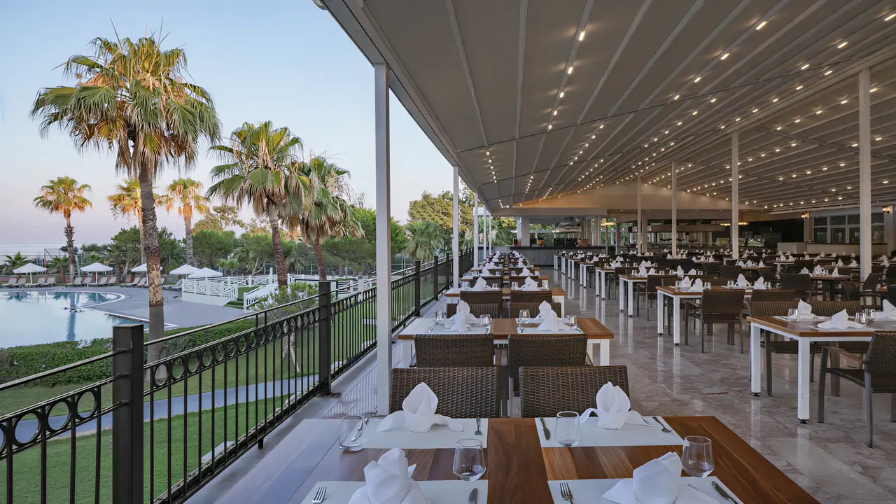 Restauracja w Papillon Belvil z widokiem na basen