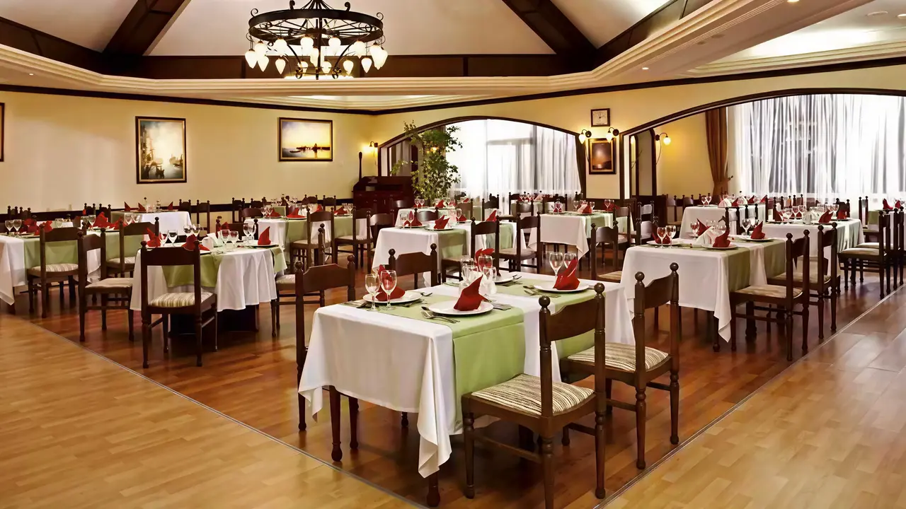 Elegancka restauracja w Papillon Belvil z nakrytymi stołami