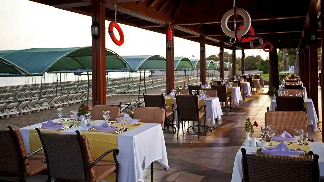 Restauracja w Papillon Belvil z widokiem na plażę