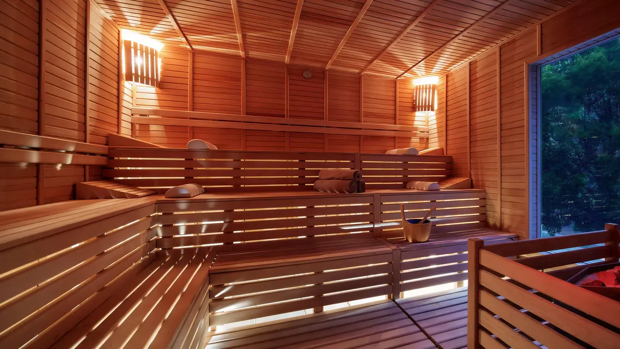 Drewniana sauna w hotelu Papillon Belvil