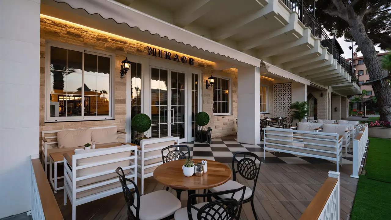 Taras restauracyjny w Papillon Belvil z białymi meblami