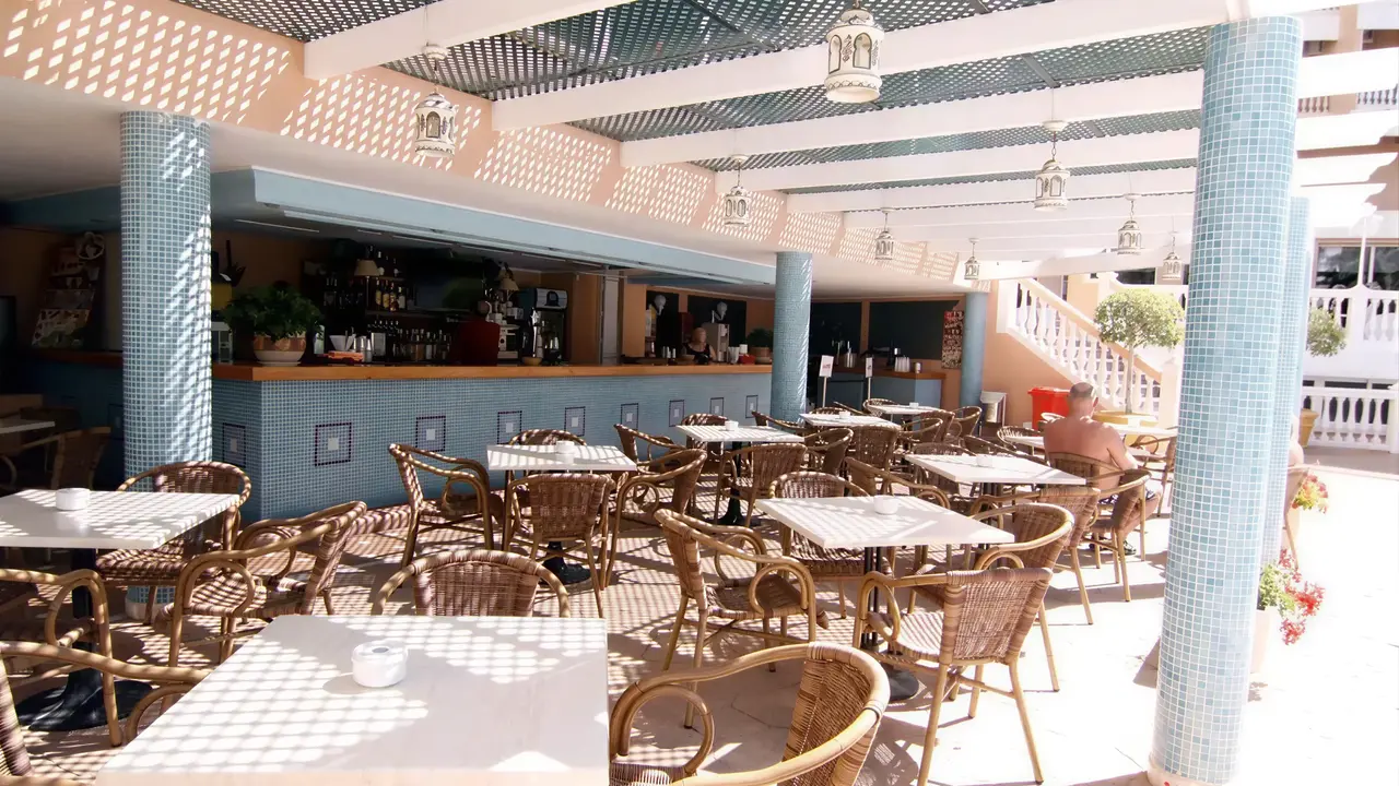 Bar z białymi stolikami w Parasol by Dorobe