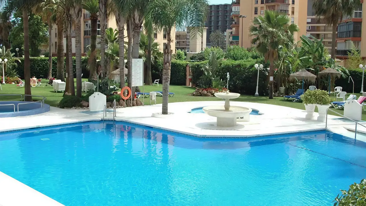 Basen zewnętrzny w hotelu Parasol by Dorobe