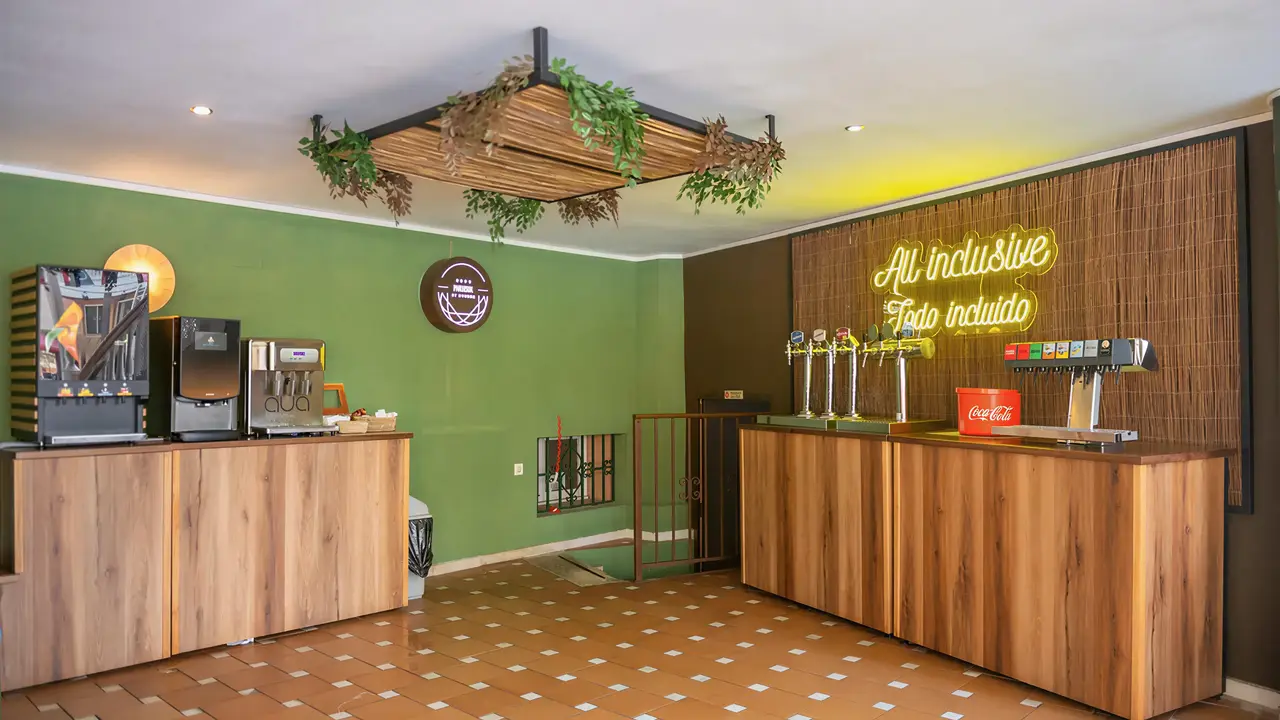 Bar z napojami w Parasol by Dorobe