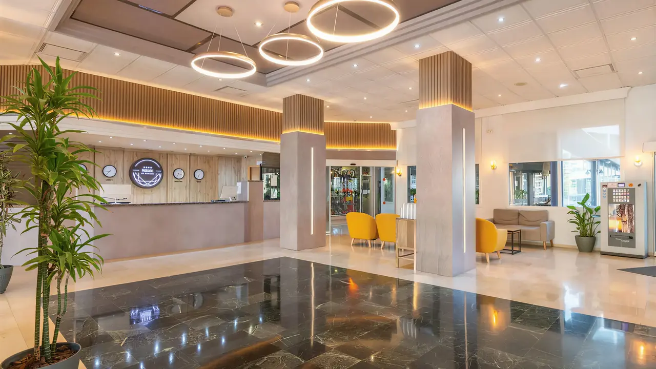 Recepcja i lobby w hotelu Parasol by Dorobe