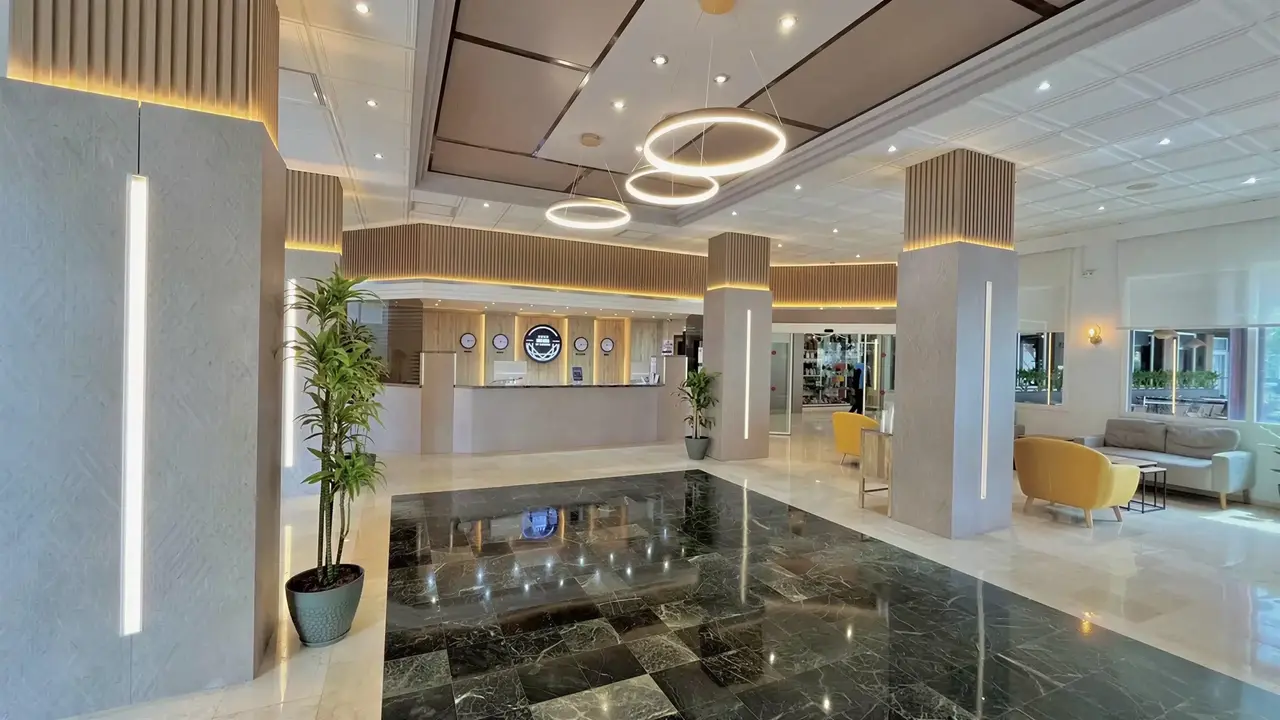 Nowoczesne lobby w hotelu Parasol by Dorobe