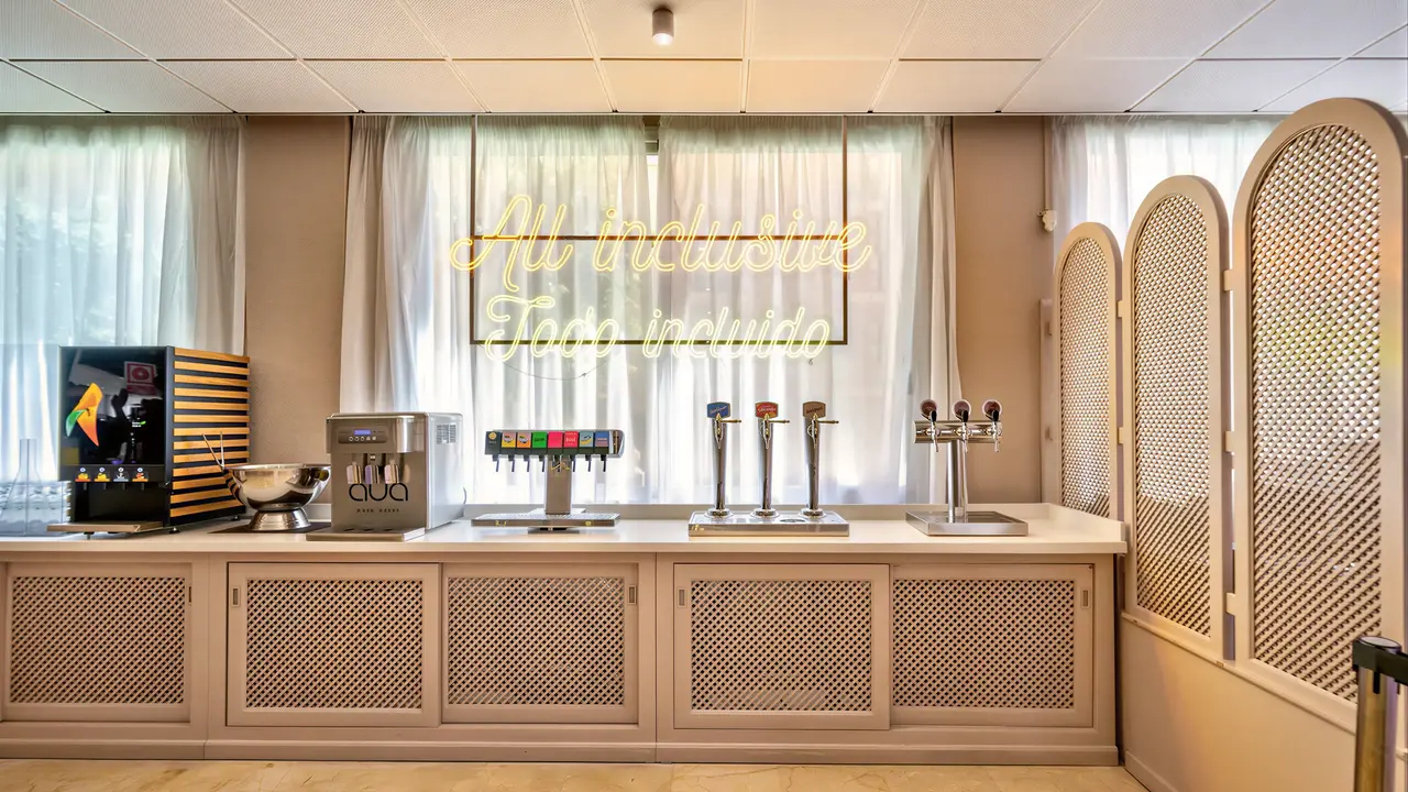Bar z napojami w Parasol by Dorobe