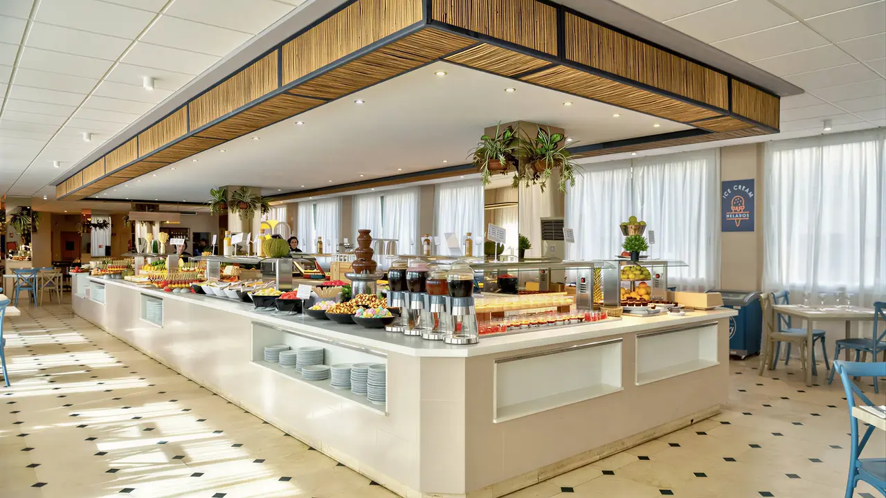 Bufet z jedzeniem w hotelu Parasol by Dorobe