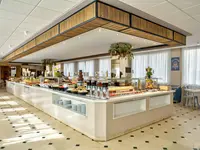 Bufet z jedzeniem w hotelu Parasol by Dorobe