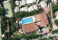Widok z góry na kompleks Perdikia Beach