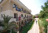 Elewacja budynku i ścieżka w Perdikia Beach
