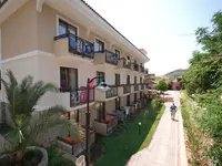 Elewacja budynku i ścieżka w Perdikia Beach