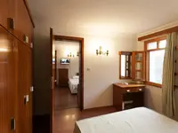 Wnętrze pokoju z łóżkiem w Perdikia Beach