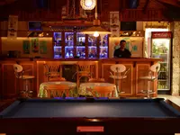 Stół bilardowy i bar w Perdikia Beach