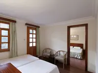 Wnętrze pokoju z łóżkami w Perdikia Beach