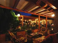 Wieczorna restauracja na zewnątrz w Perdikia Beach
