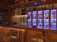 Bar z alkoholami w hotelu Perdikia Beach
