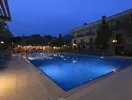 Basen w hotelu Perdikia Beach po zmroku